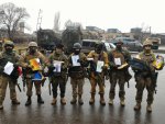 Дитячі малюнки і побажання в руках воїнів АТО
