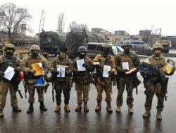 Дитячі малюнки і побажання в руках воїнів АТО